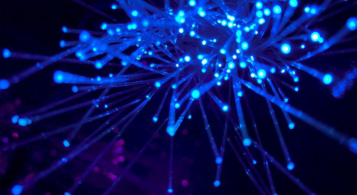 暗闇の中に広がる鮮やかな青い光のネットワーク。創業以来、音声技術を基盤に情報通信の力を磨いてきた都築電気が、社会のあらゆる場所に可能性に満ちた“余白”を描き出していく姿を象徴している。