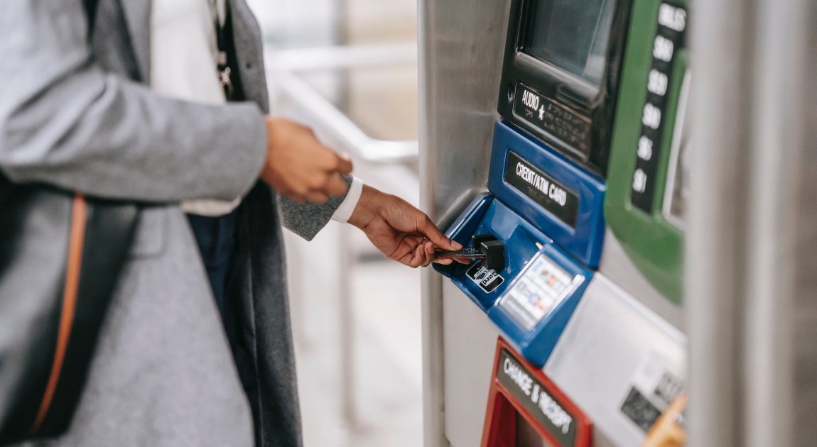 ジョルダン株式会社の「乗換案内」アプリの画面を映したスマートフォンを手に持つ人物。背景には街の風景が広がり、移動情報プラットフォームとしての利便性やMaaSへの取り組みを連想させる画像。