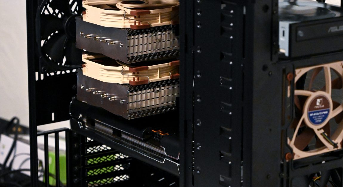 内部から見たデスクトップPCの黒い筐体と冷却ファン。株式会社CIJのシステム開発技術と、社会に貢献するITソリューション提供への取り組みを象徴する。