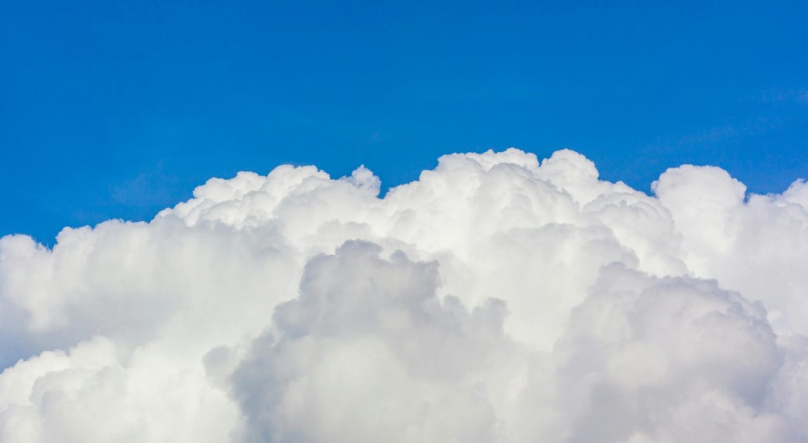 広がる青空に真っ白な雲。サイボウズが掲げる「チームワークあふれる社会を創る」という存在意義と、クラウドサービスを通じてどこからでも情報共有を可能にする事業内容を、広大で自由なイメージで表現。