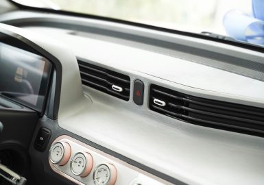 自動車のダッシュボードのクローズアップ。ASTIが製造する自動車のエアコン制御システムやカーオーディオなどの車載電装品を通じて、人々の日常を支える技術と品質へのこだわりを象徴している。