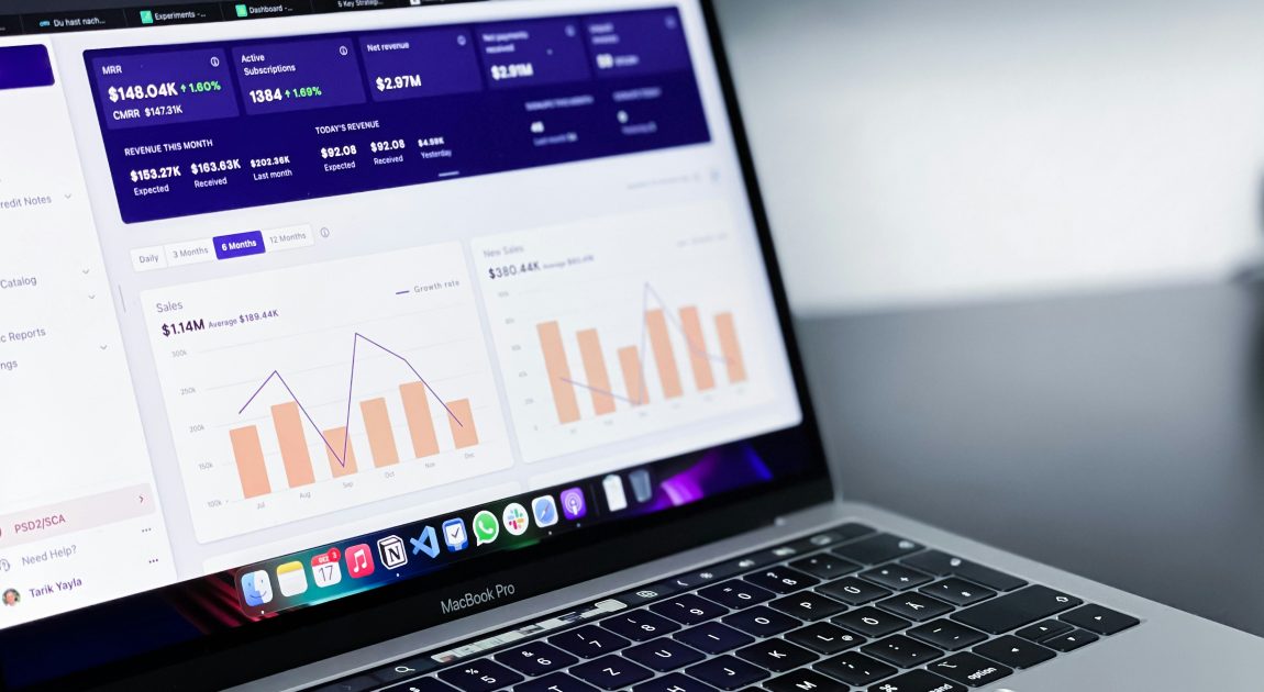 ノートパソコンの画面に表示された、売上や顧客データを示すグラフや図表。株式会社オービックが「Innovation～破壊と創造～」という企業理念のもと、統合業務ソフトウェア「OBIC7」を通じて顧客の事業課題を解決し、日本企業の成長に貢献していることを象徴しています。
