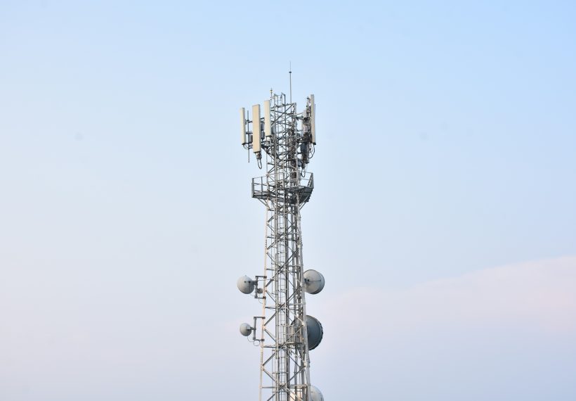 電波塔が青空にそびえ立つ様子。エクシオグループが、通信キャリア、都市インフラ、システムソリューションの技術力を通じ、社会の様々なインフラを支え、人々の豊かな暮らしと社会課題の解決に貢献するエンジニアリングカンパニーであることを表現しています。